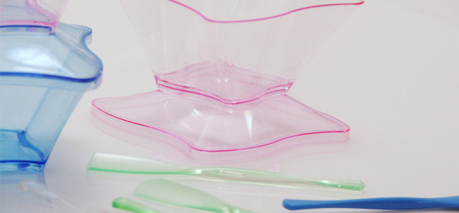 Pegasus Packaging bowls with lid are accompanied by new flat spoons available in a variety of colours.